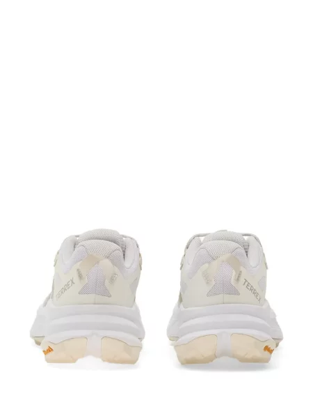 Dlouhé běžecké boty Adidas Terrex s krátkými rukávy s výstřihem do v černé