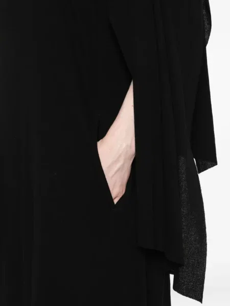 Rochie Yohji Yamamoto drapată de costum negru