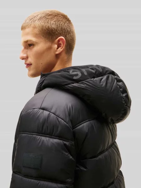Kurtka pikowana o kroju regular fit z kapturem Tommy Jeans czarna