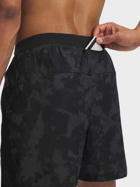 Камуфляжные короткие спортивные шорты Under Armour черные