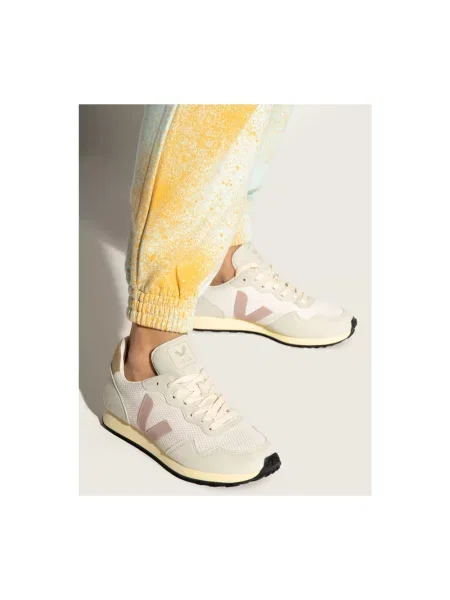 Sneakersy Veja zamszowe białe