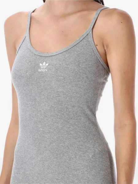 Pantaloni scurți Adidas zdrențuiți cu dungi din satin maro