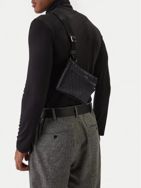 Torbica za okrog pasu Calvin Klein Emblem Aop Emboss Square Sling črna