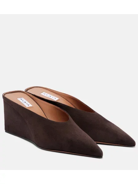Papuci tip mules Alaïa din piele de căprioară cu pană maro