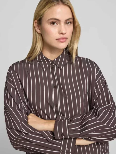 Bluzka z długim rękawem o kroju regular fit z naszywaną brustaszą S.oliver Red Label