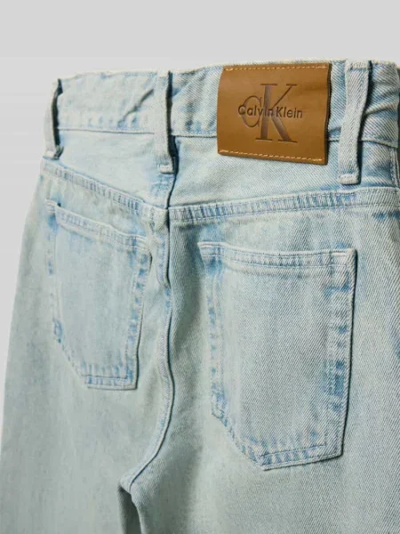 Jeansy o prostym kroju z detalem z logo Calvin Klein Jeans