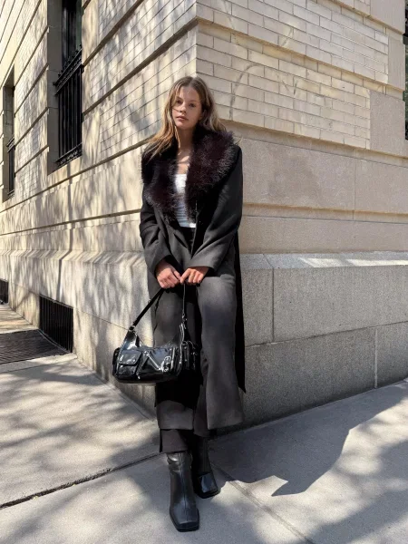 Bershka Płaszcz Z Odpinanym Kołnierzem Z Efektem Futra Kobieta L czarny