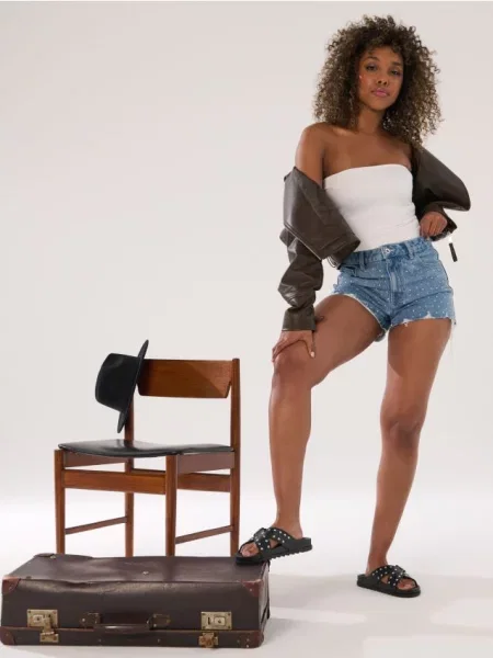 Джинсові шорти з необробленим краєм і стразами синій