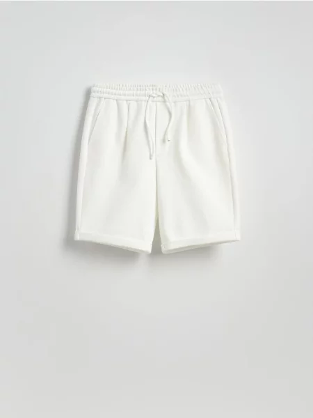 Reserved Pantaloni scurți regular crem