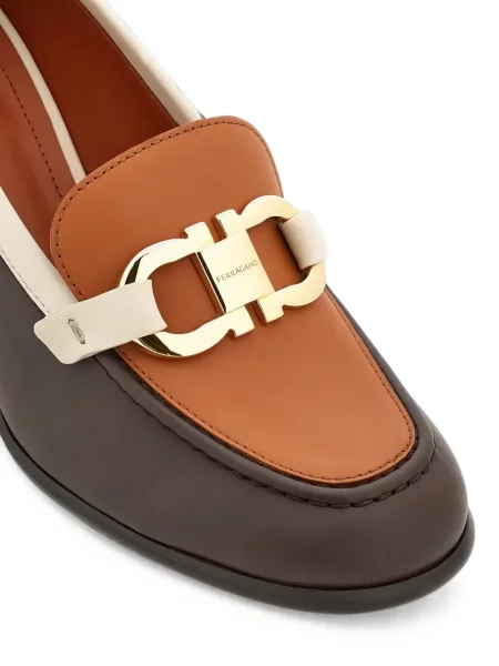 Pantofi cu toc Ferragamo din piele cu cataramă maro