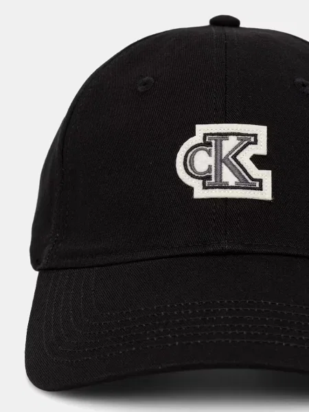 Calvin Klein kapa s šiltom črna