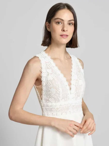 Sukienka wieczorowa z kwiatowym haftem Luxuar Fashion biała