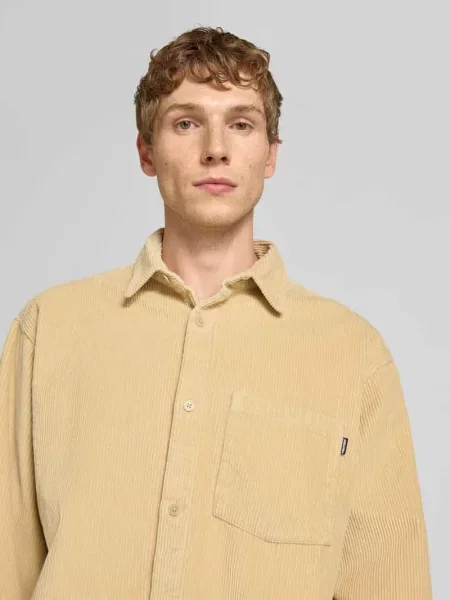 Koszula sztruksowa o kroju regular fit z detalem z logo Review beżowa