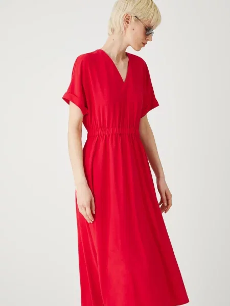 Рокля с лен Medicine среднодълга с кройка по тялото червено