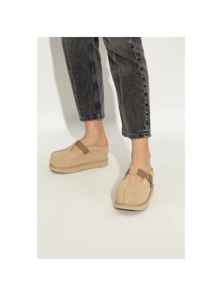 UGG klapki zamszowe Goldenstar Hi Clog na platformie beżowy