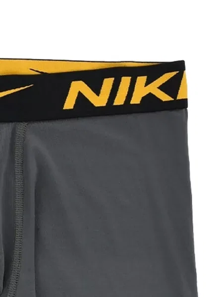 Scurt chiloți Nike cu imagine cu model floral negru