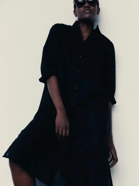 Рокля MUUV. къса с уголемена кройка черно