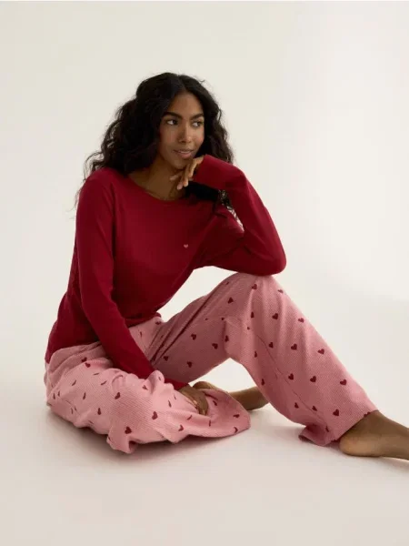 Reserved Pijama din două piese cu inimi roșu