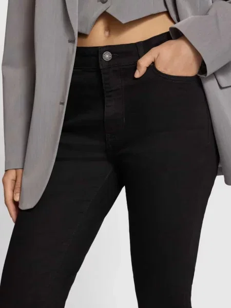 Jeansy o kroju skinny fit z detalem z logo Guess czarne