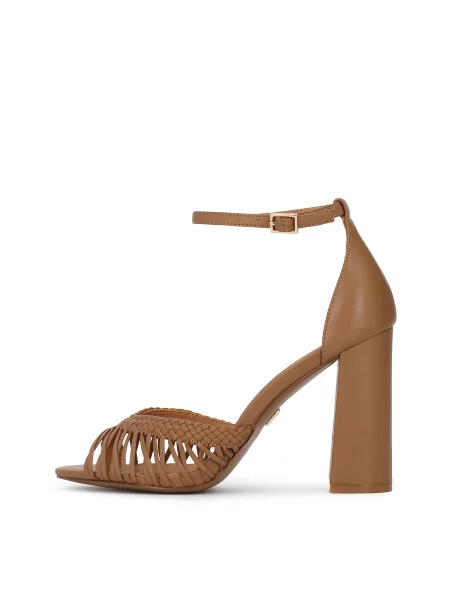 Kazar Sandali s paščki pueblo