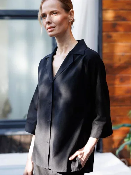 Легкая однотонная рубашка чорна