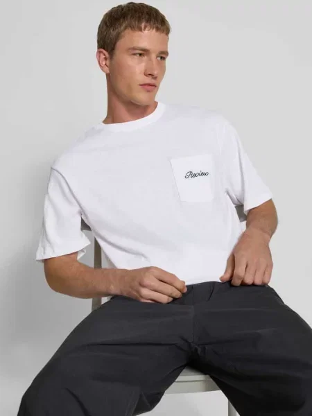 T-shirt z kieszenią na piersi i wyhaftowanym logo Review biała
