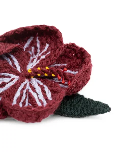 Brosa Alanui cu model floral tricotate roșu