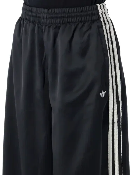 Pantaloni scurți Adidas zdrențuiți cu dungi din satin maro