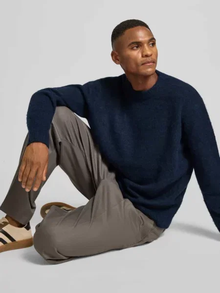 Sweter o kroju relaxed fit z dzianiny z dodatkiem wełny model ‘RAI BRUSHED’ Selected Homme granatowy