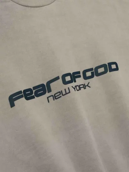 Суитчър Fear Of God Essentials с кръгло деколте с автограф сиво