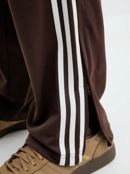 Спортивні штани adidas Originals Firebird Tp з аплікацією коричневий