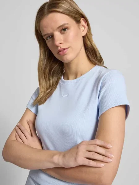 T-shirt o krótkim kroju w efekcie prążkowania z logo Nike