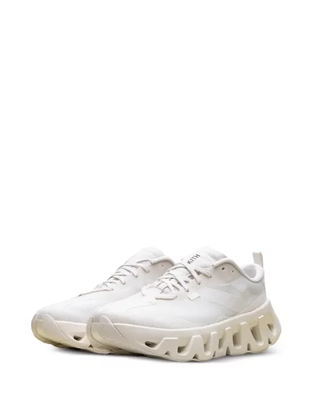 Sneakerși On alb