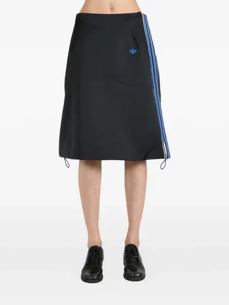 Tricou Adidas cu broderie plisat din satin roșu
