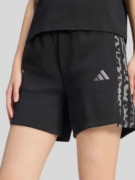 Szorty dresowe o kroju relaxed fit z mieszanki bawełny z nadrukiem z logo Adidas Sportswear czarne