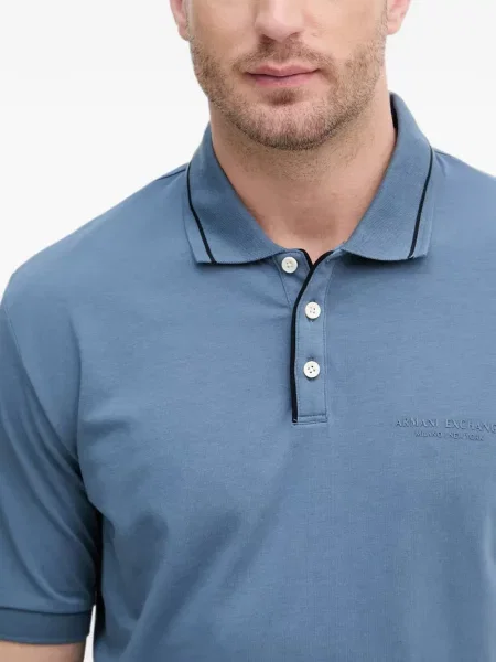 Rövid pólóing Armani Exchange autogrammal kék