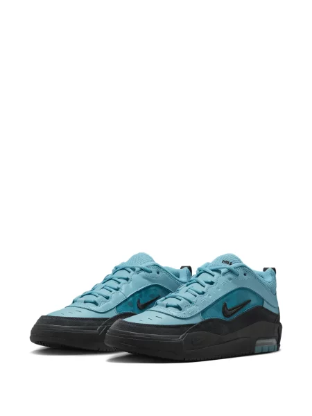 Sneakerși Nike Zoom cu decolteu în V negru
