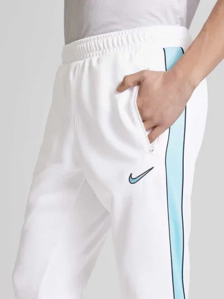 Spodnie dresowe z wyhaftowanym logo Nike biały