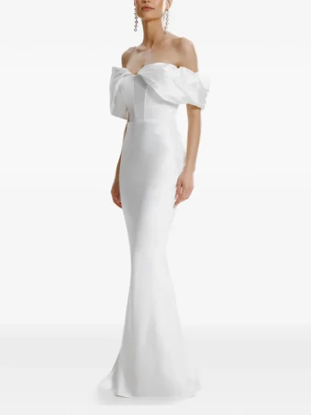 Rochie maxi Framboise cu umerii deschiși de costum alb