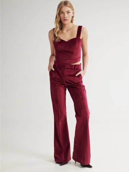Pantaloni roşu închis