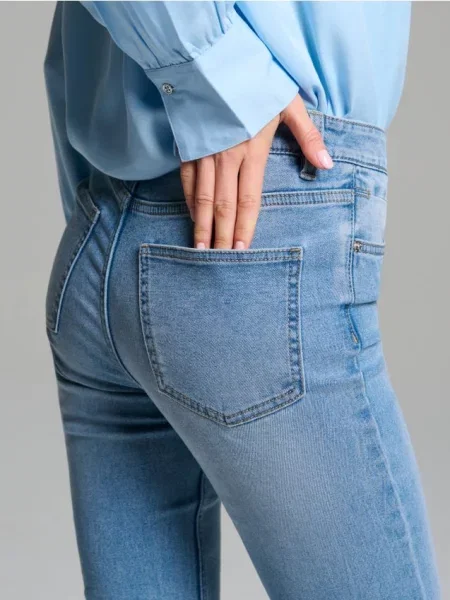 Розкльошені джинси із середньою талією синій