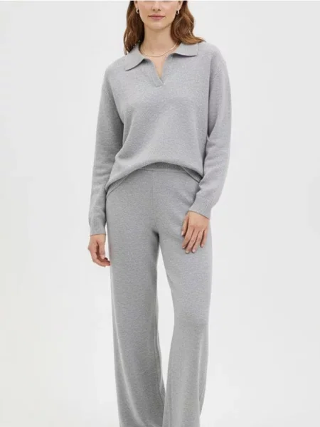 Гладкий светр з коміром сірий