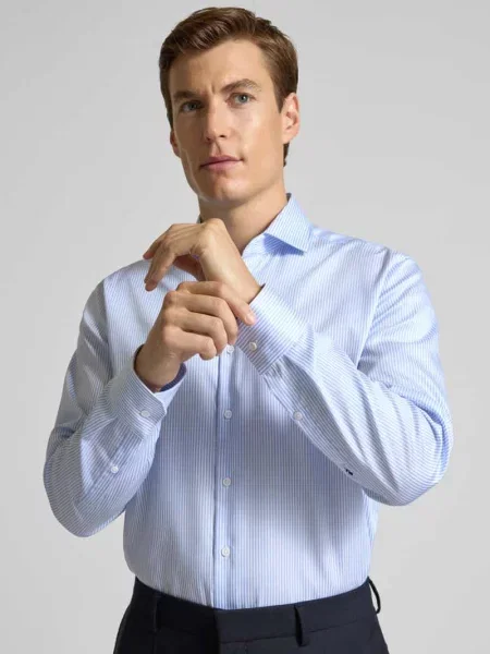 Koszula biznesowa o kroju regular fit z listwą guzikową niebieska
