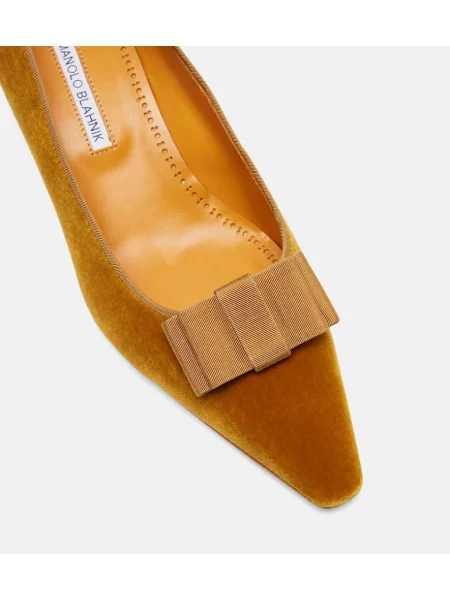 Pantofi cu toc Manolo Blahnik de catifea maro