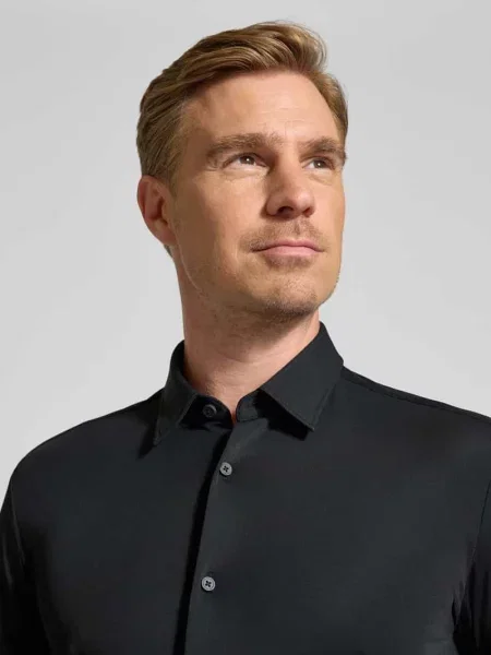 Koszula o kroju slim fit biznesowa z kołnierzykiem typu kent model P-Roan' Boss czarna