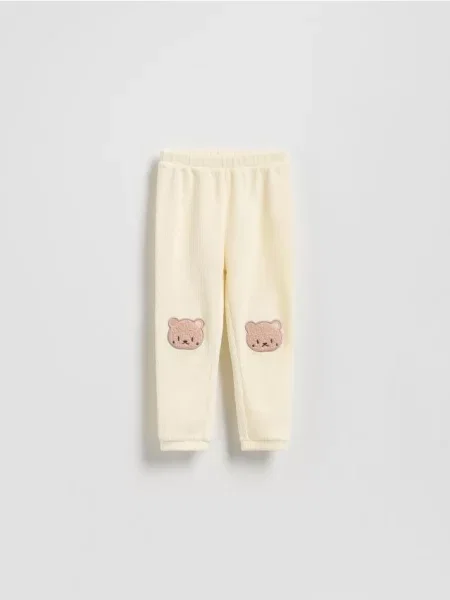 Reserved Prążkowane legginsy z naszywką złamana biel