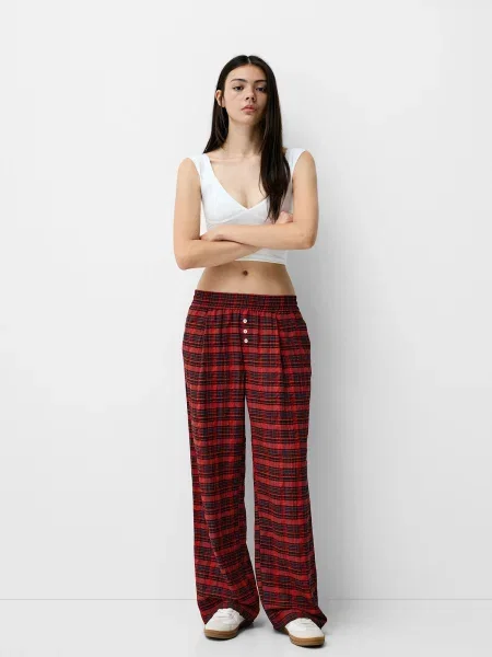 Bershka Pyžamové nohavice tmavomodrá / červená čierna