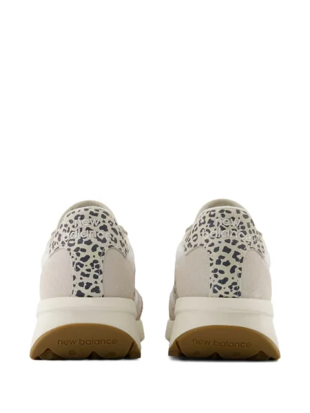 Tricou New Balance cu imagine din piele de căprioară cu model leopard gri