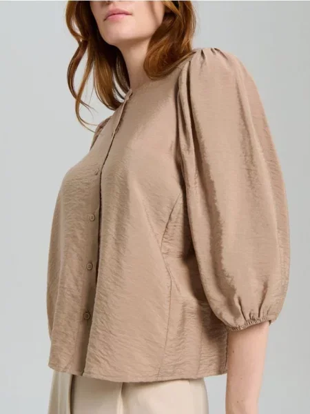 Сорочкова блузка з об’ємними рукавами бежевий