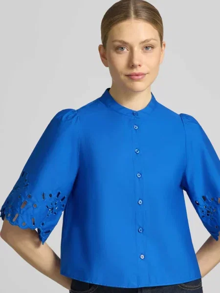 Bluzka o kroju regular fit z haftem angielskim model Marika' Guido Maria Kretschmer Woman niebieska